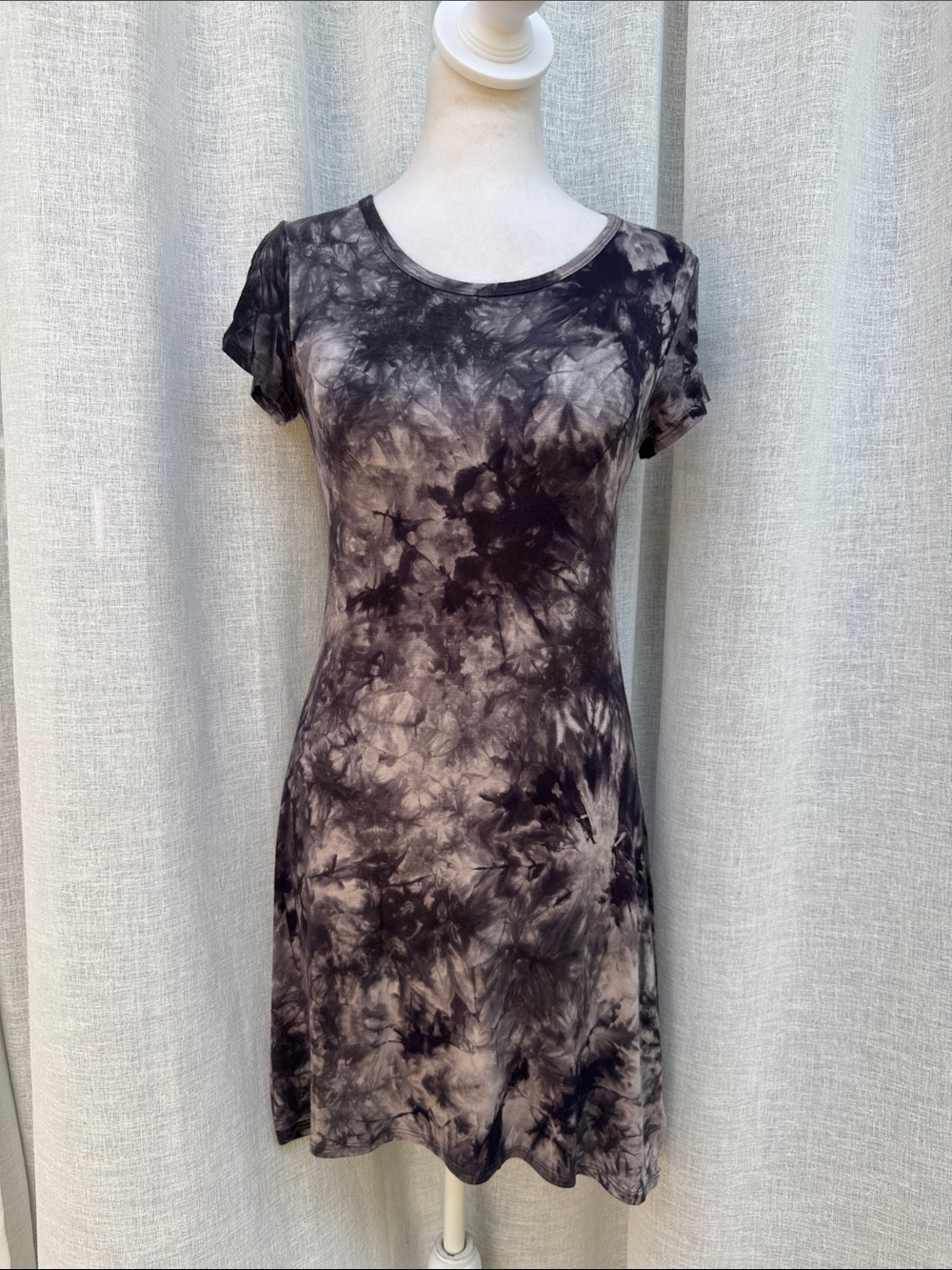 Olivia Rae New York short-sleeve tie-dye dress in a grey and black grunge